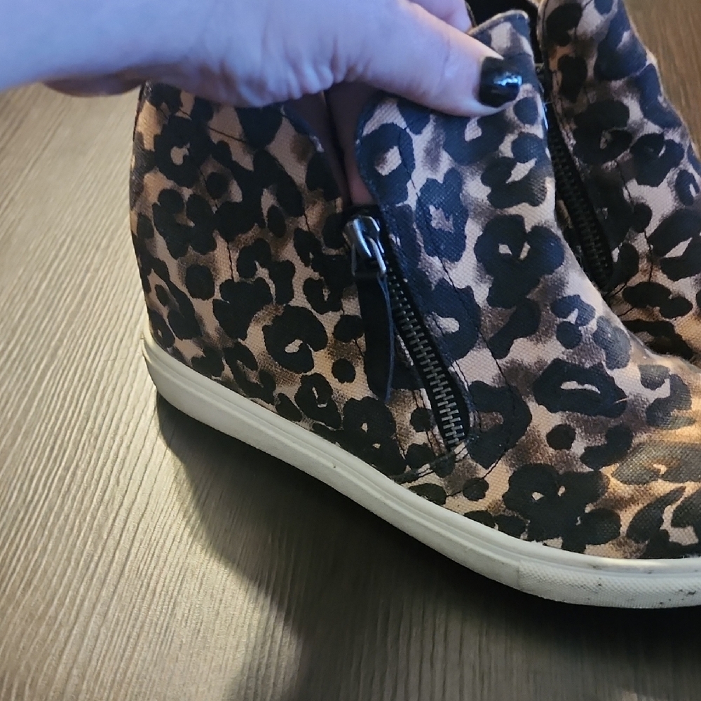 l Leopard Print High-Top Sneakers - Picture 2 of 9